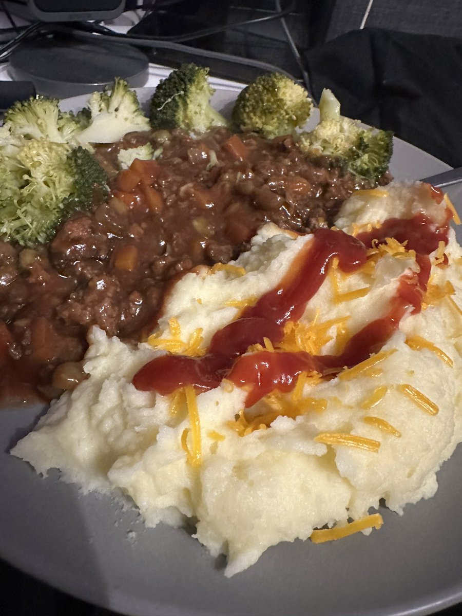 Deconstructed cottage pie, or Mince and Potatoes ( the mash has Parmesan &amp; RL cheese on top) oh and ketchup cause this is council estate mash and potatoes 😂😂