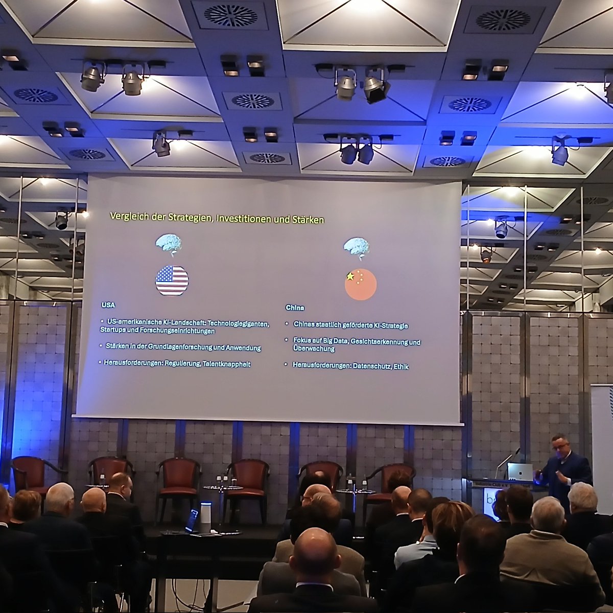 bdvb_ev's tweet image. Es geht los mit dem 2. Panel!
Prof. Dr. Lutz Anderie leitet die nächste Podiumsdiskussion mit einem Impulsvortrag über die KI-Technologieführerschaft im Hinblick auf die Position Deutschlands zwischen den USA und China ein!
#KünstlicheIntelligenz #KI #AI #bdvb #Technologie