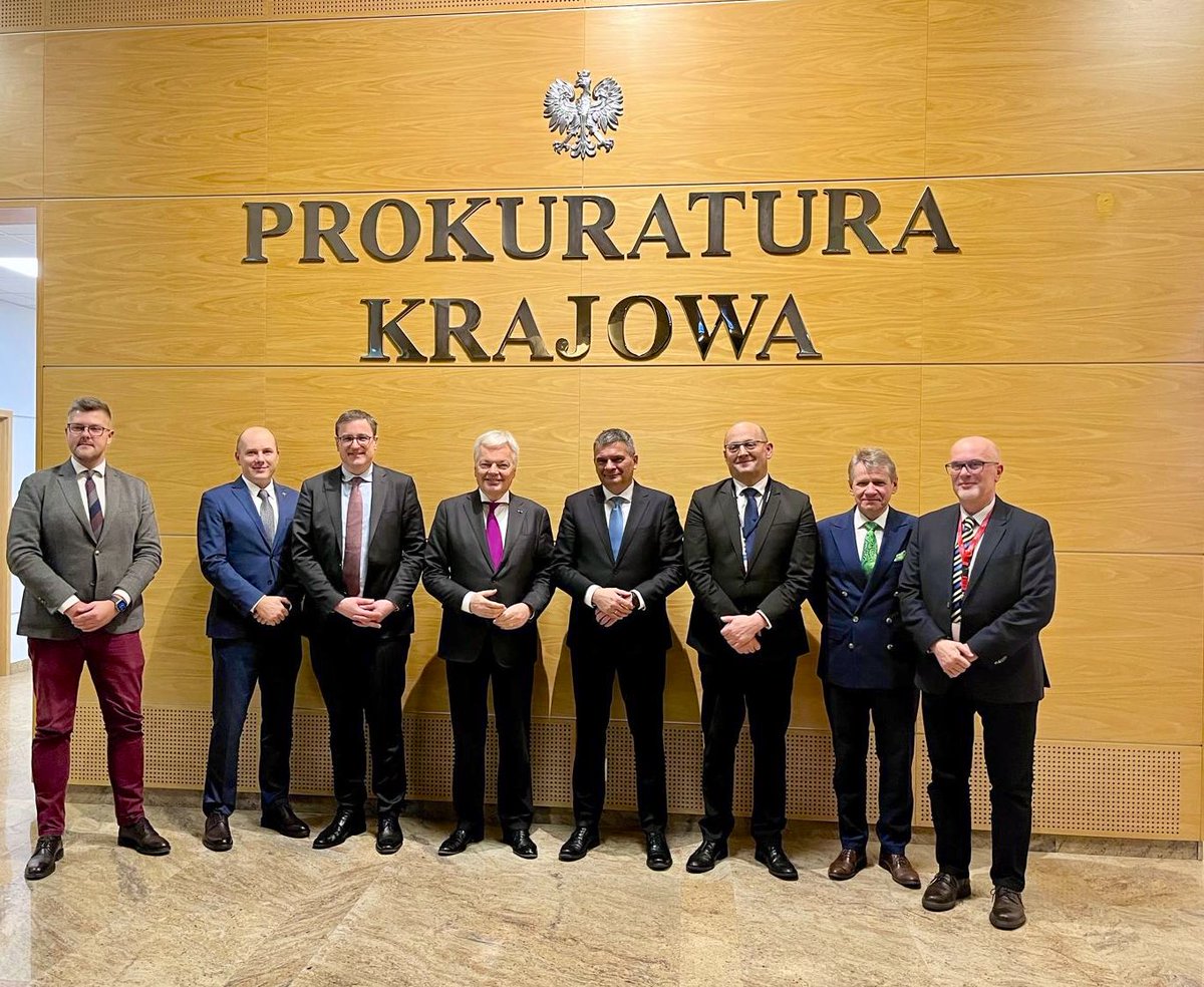 Very good meeting with 🇵🇱 national Prosecutor <a href="/d_korneluk/">Dariusz Korneluk</a> and his team. 

It was a fruitful opportunity to get his views on the functioning of the prosecution system in #Poland and how to ensure its functional independence in the context of upcoming reforms, notably on the law of