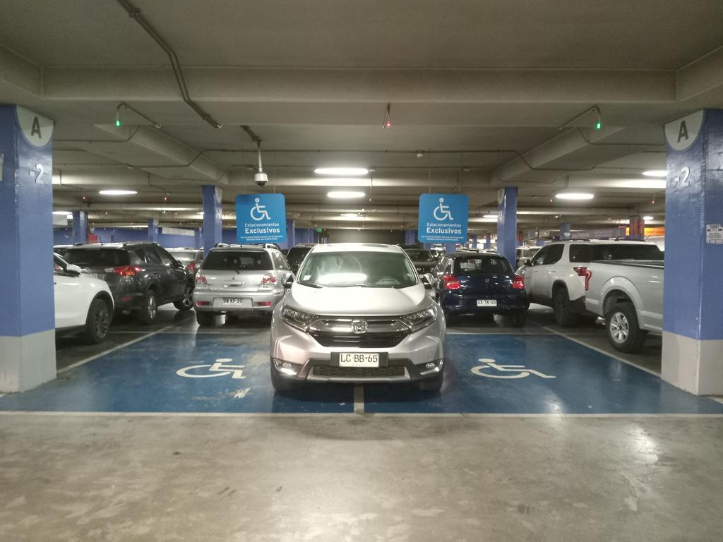 ¿Me ayudan a viralizar a este desgraciado que ocupa dos lugares para discapacitados en el estacionamiento de la <a href="/Clinicaalemana/">Clínica Alemana</a> ?