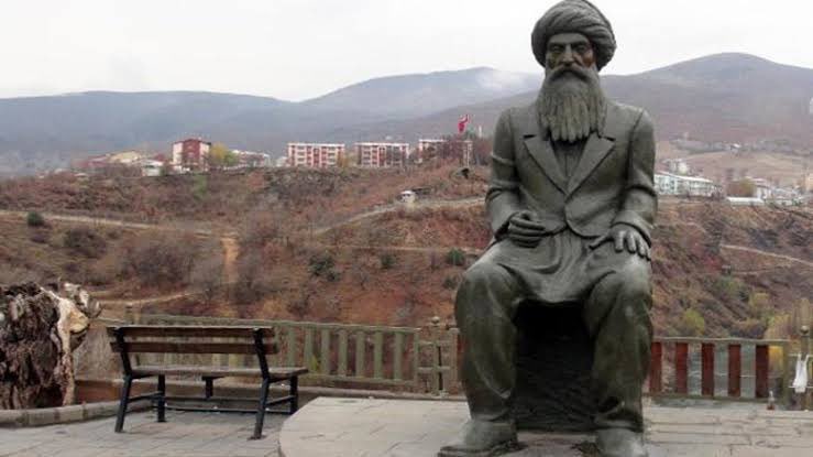 Türkiye Cumhuriyeti devletine baş kaldırıp, istiklal mahkemelerince “İdam edilen” Seyit Rıza’nın Türk toprağı olan Tunceli’de heykelinin olması Türk devletine karşı bi başkaldırıdır.

Derhal havaya uçurulmalıdır!

 #SeyitRızaHeykeliKaldırılsın