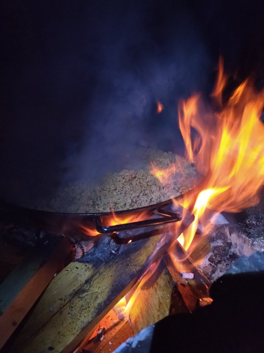 Tacos på öppen eld, vid sjön, bland snön