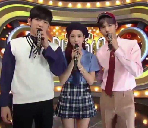 AboutMusicYT's tweet photo. Jisoo talks about her friendship with Jinyoung and Doyoung for ELLE Korea:

"The three of us still get along well with the staff we worked with back then. While everyone naturally changes over time, we made a promise never to forget humility. We even joked that if someone changed too much, we'd give them a playful "smack", but luckily, no one has been smacked yet (laughs)".