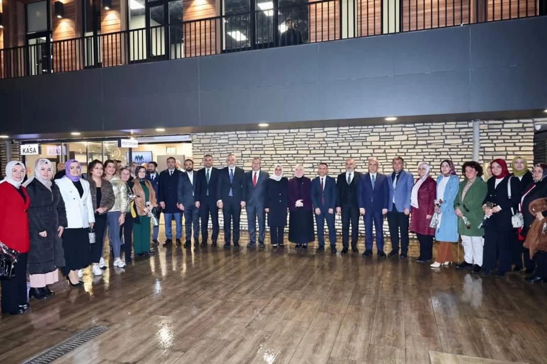 Sn. Bakanımız Prof. Dr. Vahit Kirişci, İl Başkanımız M. Burak Gül, Milletvekilimiz Tuba Köksal, İlçe Başkanımız Durdu Safa Kekeç ve teşkilat mensuplarımız Öğretmen Günü vesilesiyle Öğretmenlerimizle bir araya gelerek tebriklerde bulundular.