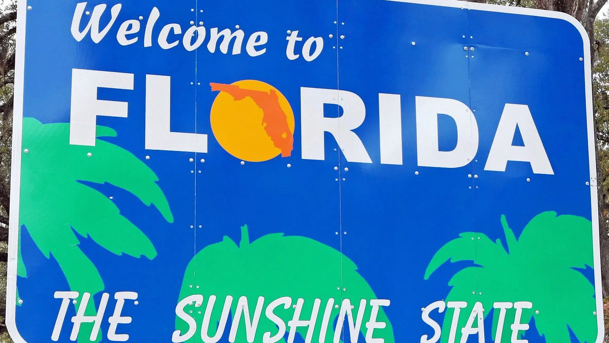 WFLA's tweet photo. 4 children die in crash while driver takes photo of 'Welcome to Florida' sign: FHP https://t.co/8lgbZwH2mr https://t.co/FaRaJ0Bxsy