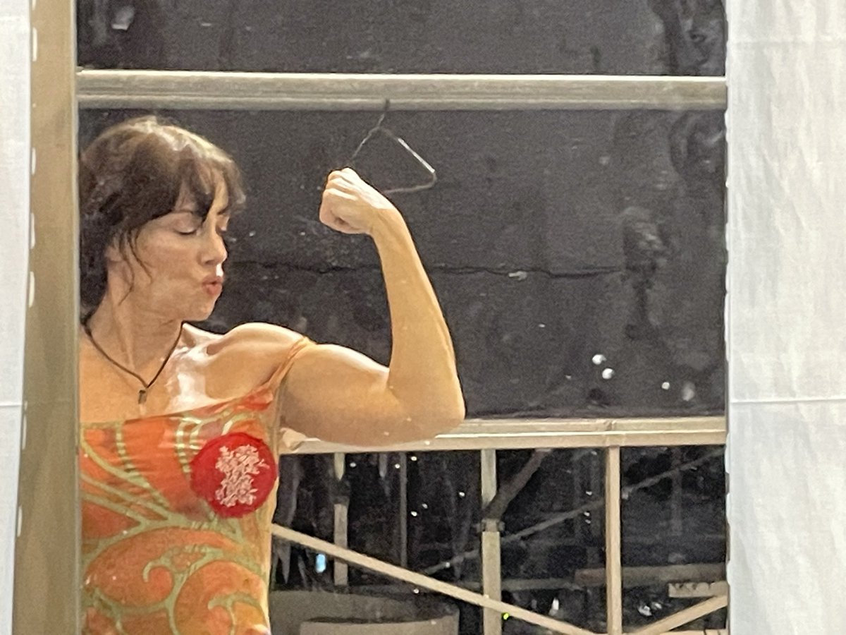 Lo siento, tengo que enseñaros esto. Mi vigorexia me empuja. Que me estoy cambiando en el camerino y MIRA qué bíceps. Miiira qué hombro. Voy mamadísima. Si te doy una h**** te empadrono en Bilbao, perdona.