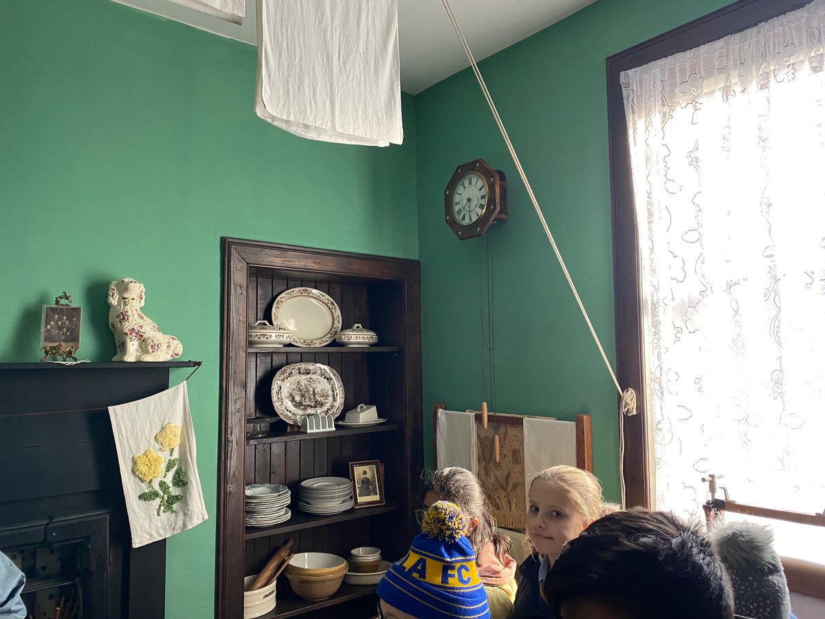 MissCrumlish's tweet photo. A look at old tenement life @OLAPrimaryGlas https://t.co/0YeXcdnIjM