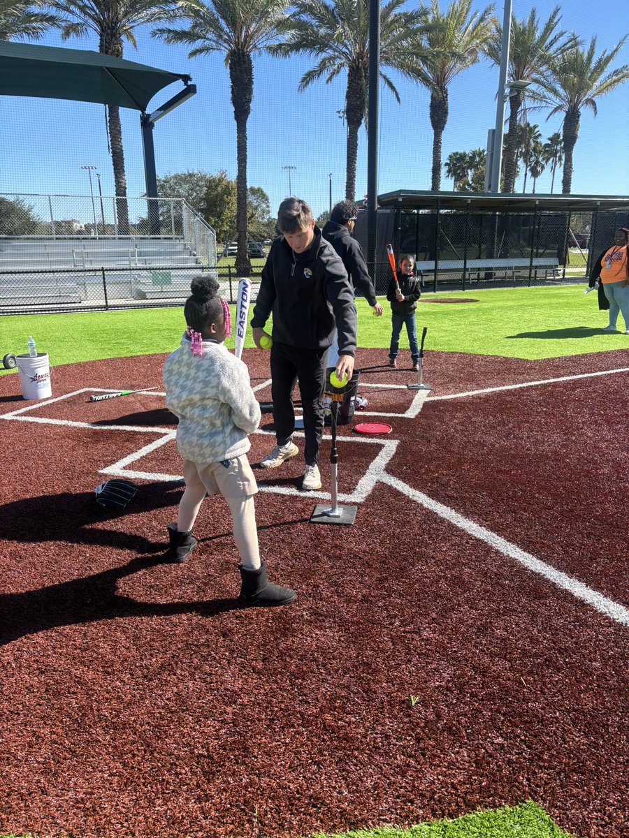 FSCJBaseball's tweet photo. Our guys had a great time with @OspreyBSB @JUBaseball coaching children from our local elementary schools! Big thanks to @WalkOffJax @J_Simmons882 for having us out and can’t wait for the next one! https://t.co/T9eEdBzYJo