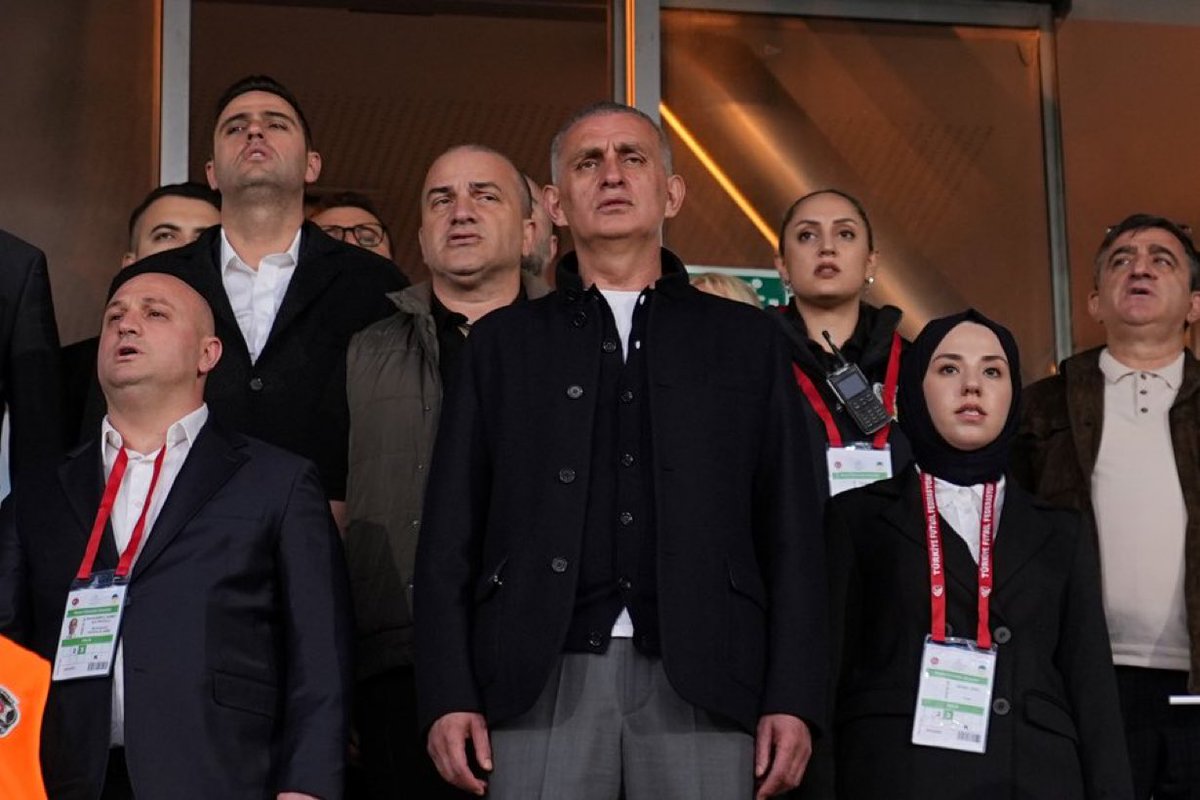 Galatasaray’ın illegal bahis sitesi ile yaptığı anlaşma! 

İbrahim Hacıosmanoğlu: "İsmi haber portalı diye geçiyor. Hatta şöyle bir şey oldu. Toplantı yaptık. Dursun başkan 'Biz bu anlaşmayı yaptık ama paralar 100, 150, 200 para parça gelince hemen iptal edin dedim. İptal edildi'