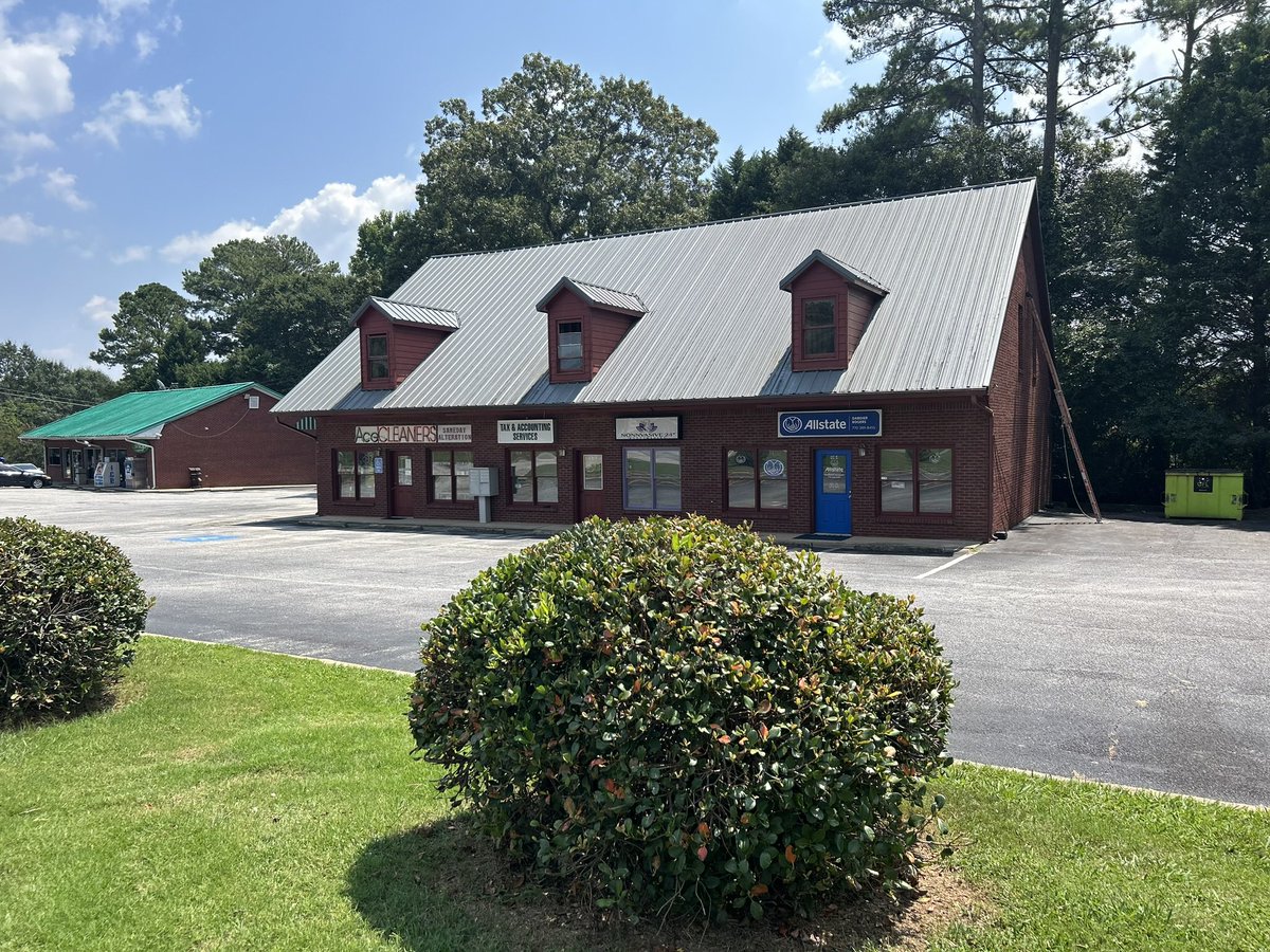 KxDem's tweet image. Today I sold my first commercial retail building.

A smooth closing at the attorney’s office and the wire hit.

I bet on myself and did it - against all odds I came out with a W.

Proud of myself.

On to the next. 💯💰