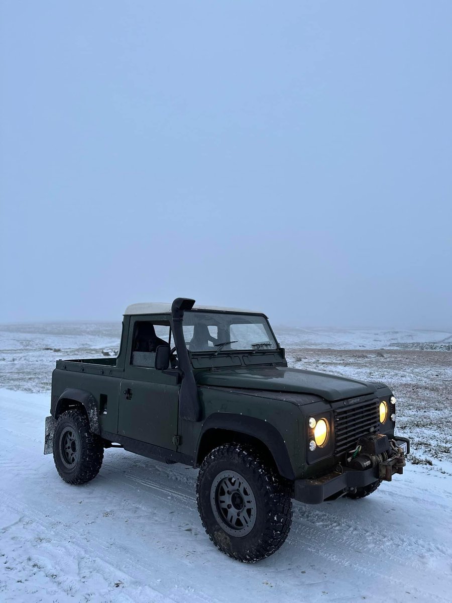 Love this set up on this 90 #LandRover #Solihull #Defender #Defender90 #Snow #Snorkel #WINTER #Winch #WinchBumper
