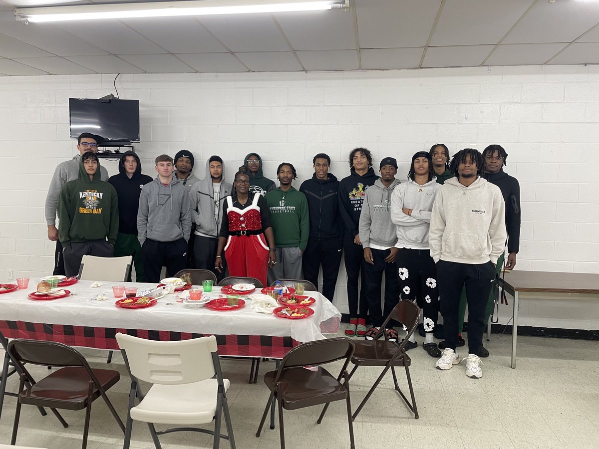 Huge thank you to Immanuel Child Development Center for allowing us to volunteer and serve the  Ozark community ! Thank you for feeding the ESCC Men’s Basketball