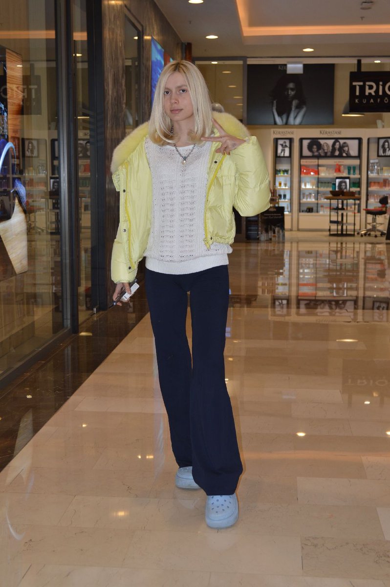 Aleyna Tilki, önceki gün öğlen saatlerinde İstinyePark'ta görüntülendi. Bir süre mağazaları dolaşıp alışveriş yapan başarılı şarkıcı, yanına gelen sevenleriyle uzun süre hatıra fotoğrafı çektirip ayak üstü sohbet etti. 🌀 <a href="/aleynatilki/">Aleyna Tilki</a>