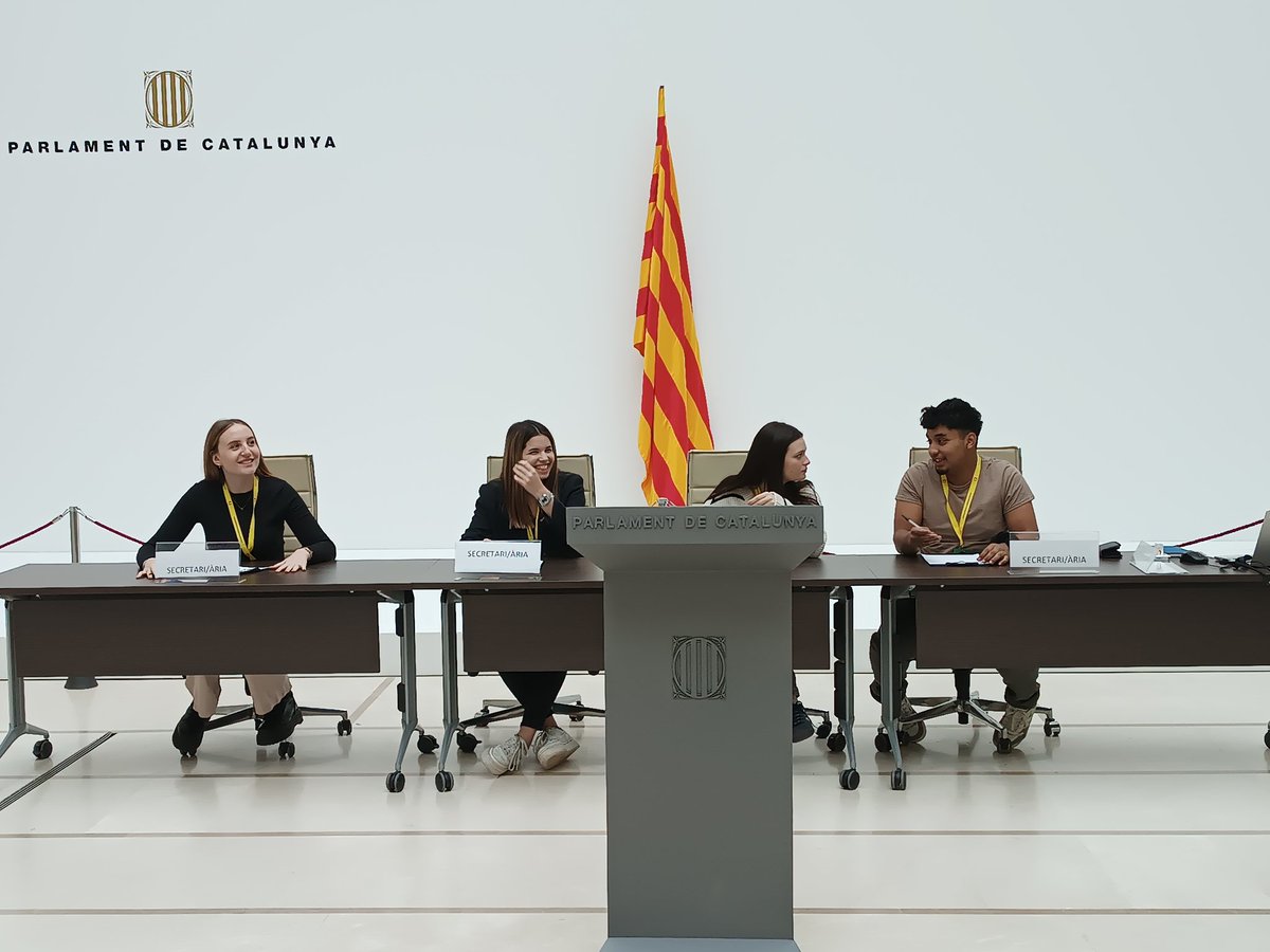 Avui l'alumnat de 2n de GA ha participat al taller "Sóc Diputat/Diputada" del Parlament de Catalunya. Ha estat una activitat molt enriquidora i hem gaudit molt!! #ESCOLATERESIANA #AULAPARLAMENT #ESCOLA #APRENEMJUNTS <a href="/TeresesVilanova/">Escola Les Tereses</a> <a href="/FETeresiana/">FET</a>