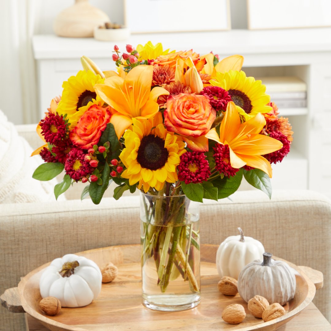 ftdflowers's tweet image. Up your hosting game with elegant autumn centerpieces and cornucopias 🍁 

A touch of nature can transform any gathering into an unforgettable experience.

#HostingWithStyle #FallCenterpieces #FTD