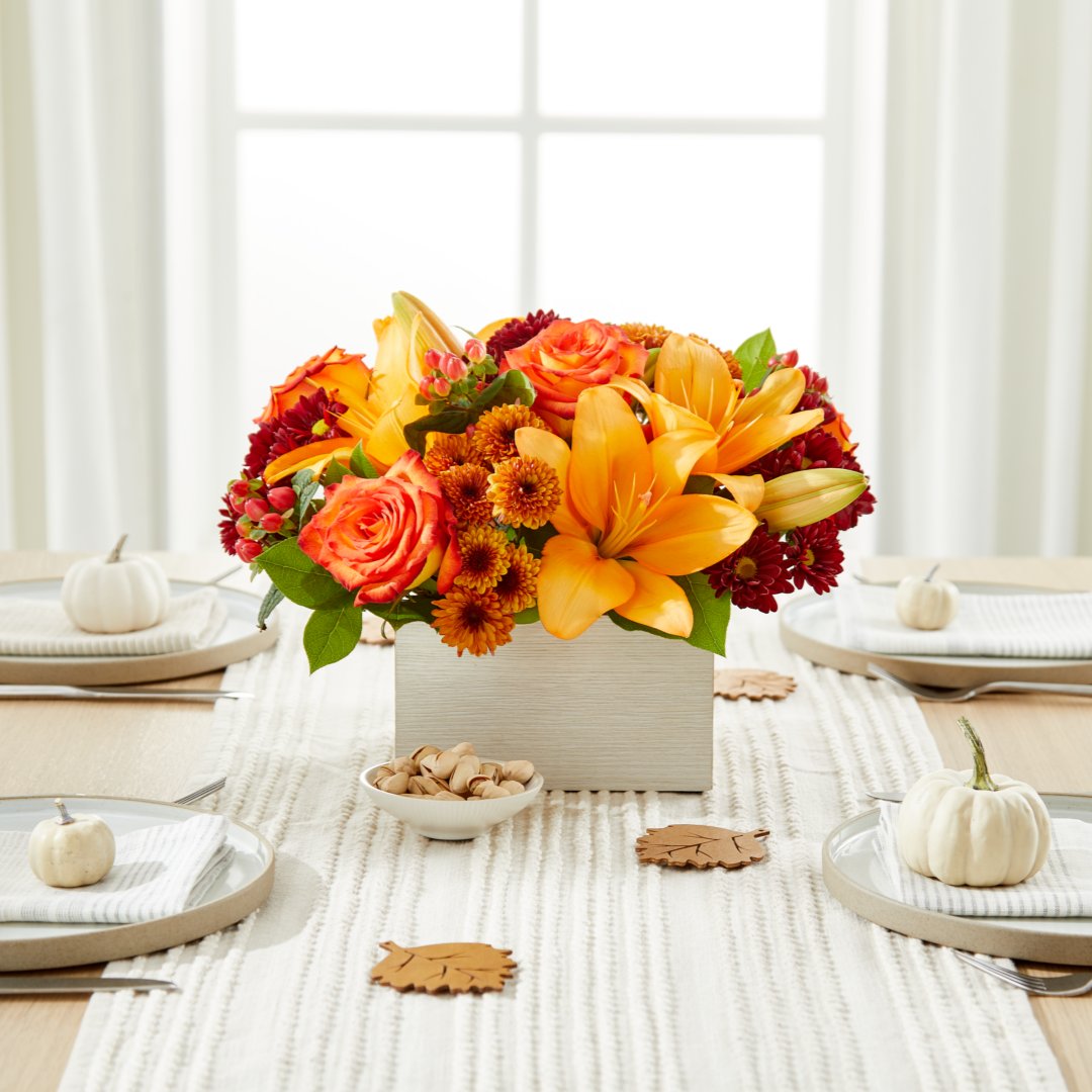 ftdflowers's tweet image. Up your hosting game with elegant autumn centerpieces and cornucopias 🍁 

A touch of nature can transform any gathering into an unforgettable experience.

#HostingWithStyle #FallCenterpieces #FTD