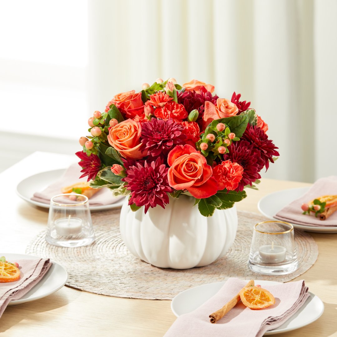 ftdflowers's tweet image. Up your hosting game with elegant autumn centerpieces and cornucopias 🍁 

A touch of nature can transform any gathering into an unforgettable experience.

#HostingWithStyle #FallCenterpieces #FTD