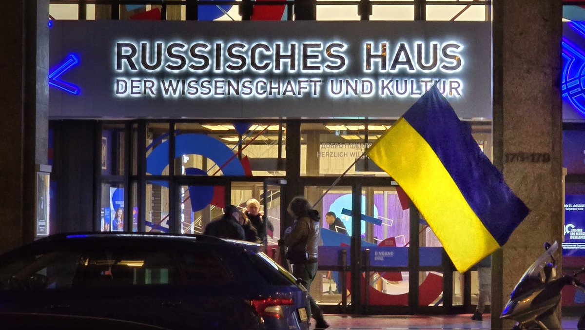Vor dem Russischen Haus gibt's heute wieder ukrainische Kultur zu hören, dank <a href="/HenryLindo123/">Henry 🦩</a> ! 👏

#SlavaUkraini✊️
