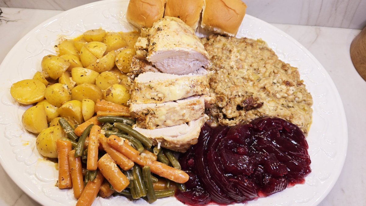 moonez835's tweet photo. https://t.co/rbufs0yqKN Complete Thanksgiving Dinner in a Crockpot. https://t.co/uiiINZBgTj