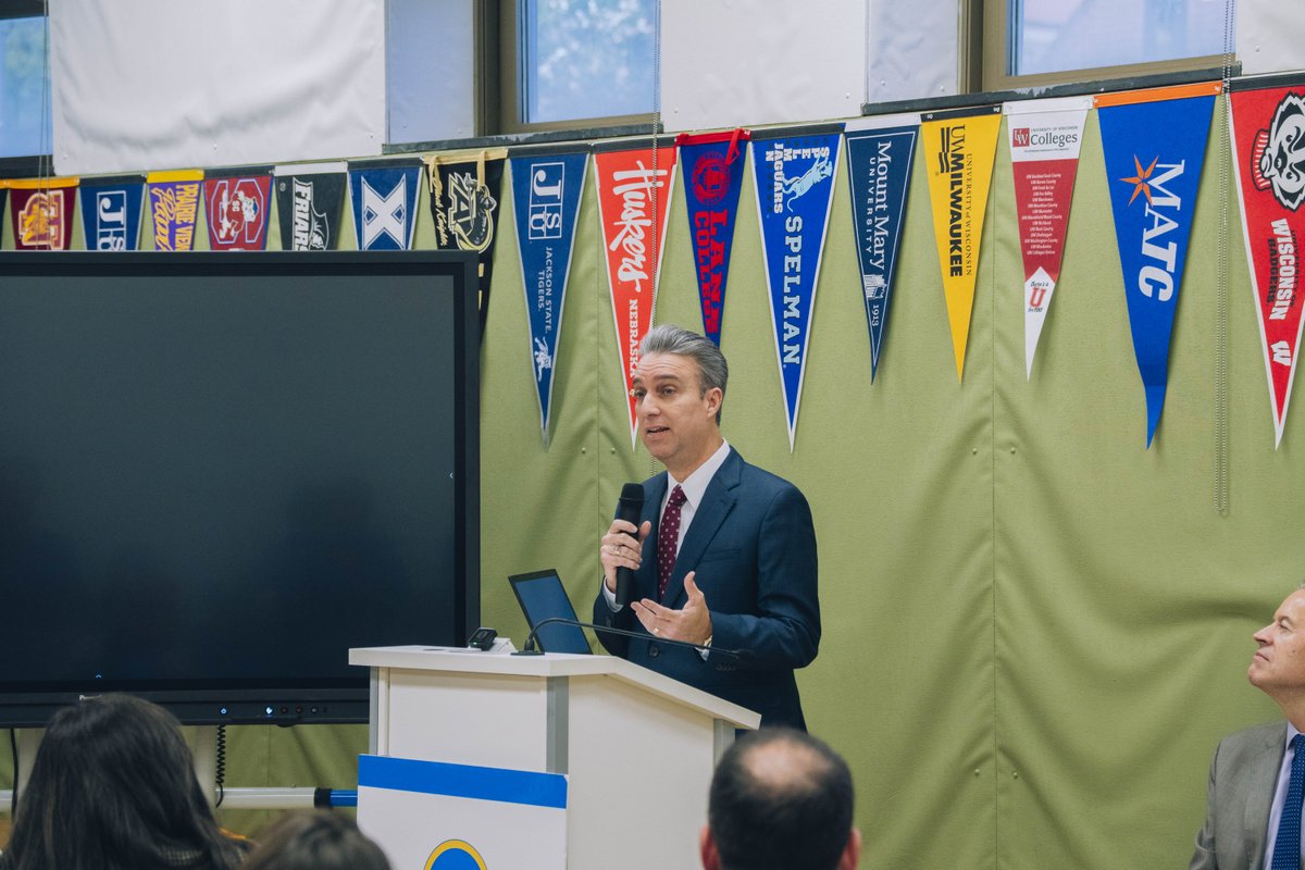 The Milwaukee Direct Admit online application is now open for Milwaukee Public Schools juniors (Class of 2026)! Apply to Milwaukee Area Technical College and UW-Milwaukee for FREE in less than 5 minutes—no essays, no fees, no stress!

Learn more 🔽 
uwm.edu/m-cubed/news/m…