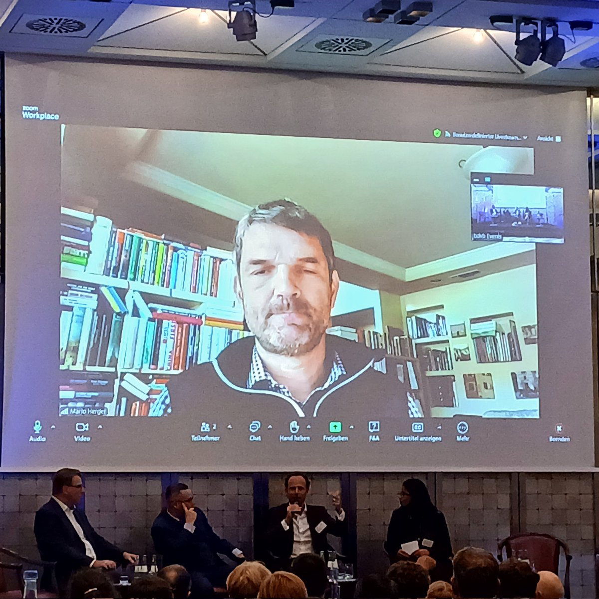 bdvb_ev's tweet image. Spannend geht es weiter mit der zweiten Podiumsdiskussion!

Mit der Moderation von Almaz Andezion diskutieren Prof. Dr. Guido Möllering, Prof. Dr. Lutz Anderie, Dr. Hänle sowie live aus dem Silicon Valley Dr. Mario Herger über die KI-Technologieführerschaft!

#KI #AI #bdvb