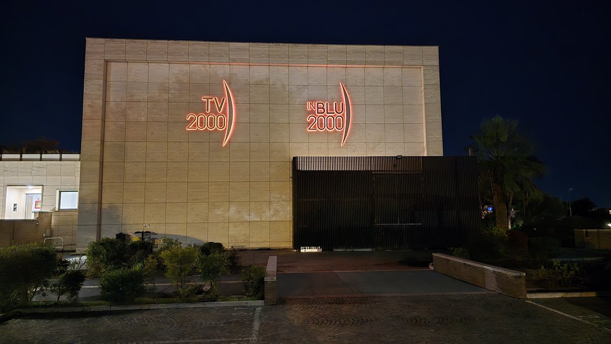 TV2000it's tweet photo. 🟠#Tv2000 e #inBlu2000 in occasione della #Giornatacontrolaviolenzasulledonne (#25novembre) illuminano i loghi di #arancione per due settimane. 

#OrangeDay #orangetheworld #violenza #donne 
@UN_Women @UN @UCSCEI https://t.co/2AHSXB6qxn