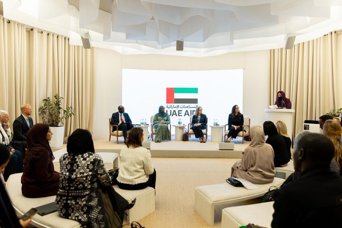 على هامش فعاليات مؤتمر الأطراف (COP29) في جناح دولة الإمارات في باكو، شاركت الشيخة الدكتورة موزة بنت طحنون آل نهيان، مستشارة في وزارة الخارجية، وبالتعاون مع اللجنة الدولية للصليب الأحمر، بجلسة حوارية حول "تعزيز العمل من أجل المناخ في الدول المتأثرة بالصراعات".