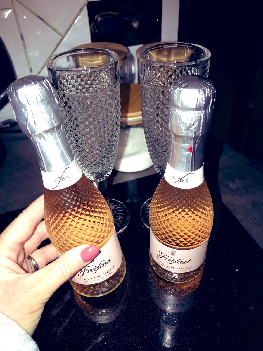 gallafant18's tweet photo. Friday nights done right 🥂🥂🥂 https://t.co/gXyRq8i5on