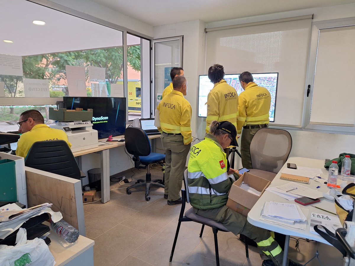 🔴 VALENCIA | Nuestra gente, después de todo el día en el tajo, ahora planifica el trabajo de mañana. Se llama profesionalidad, sacrificio, solidaridad, entrega...

#SomosInfoca 
#LosDeAmarillo

📍 PMA Infoca en #Catarroja