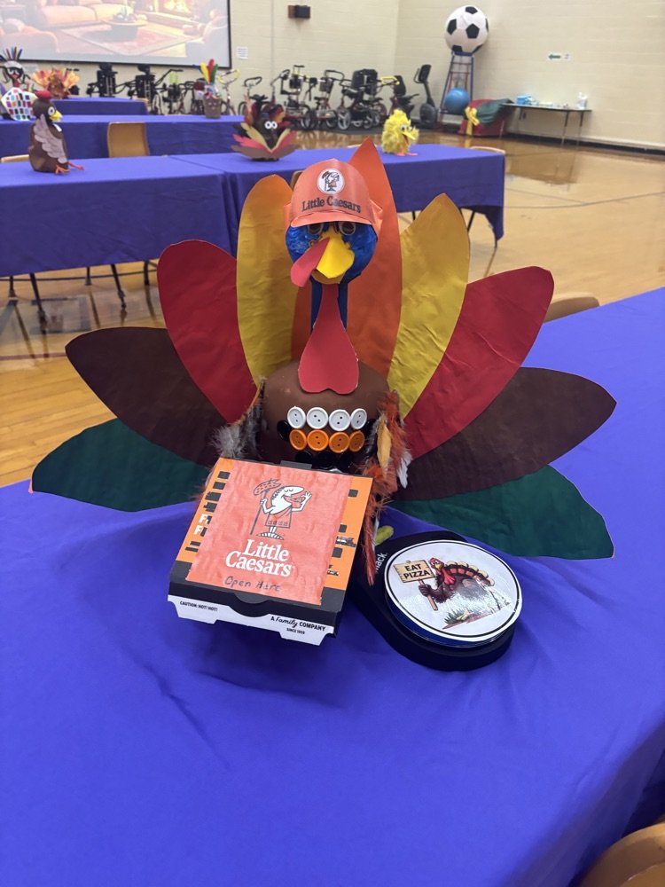 CHPCRUSADERS's tweet image. Annual Turkey Trot! Everyone joined for lunch and lapped the halls! Classes also decorated a turkey. Mrs. Lee pardoned  one turkey and spared the “Eat Pizza” turkey 🍕 It’s traditions like these that remind us how much we have to be thankful for! Thanks to everyone who helped!