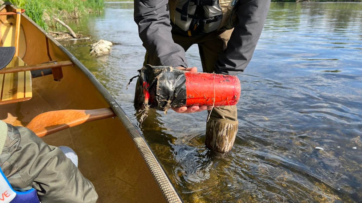 UofTTrashTeam's tweet photo. New blog alert! ๐จInspired by our Tagging Trash research, high school students Ritvik & Suraj are tracking floating #Plastic in local rivers and making a real impact on #PlasticPollution. ๐๐ง#TrackingTrash #YouthForChange @OceanWise https://t.co/lYYdSu3O2d https://t.co/FB0Evz8T2k