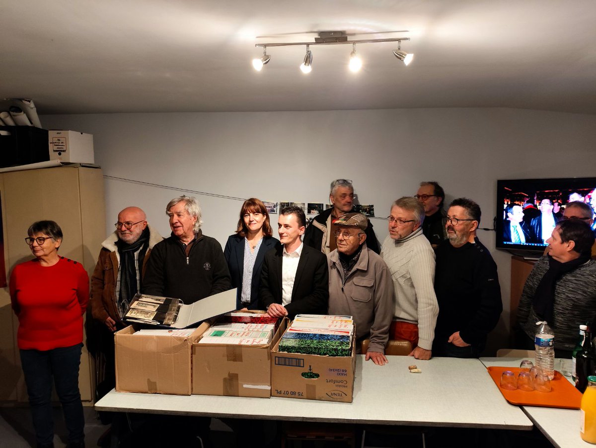 📖 Remise d'archives de notre regretté camarade Yann Vince en présence de la Maire de Rezé au sein du local du PCF. Un travail de fond qui atteste du de l'implication des communistes pour leur territoire, de leur engagement au service du bien commun, hier comme aujourd'hui.