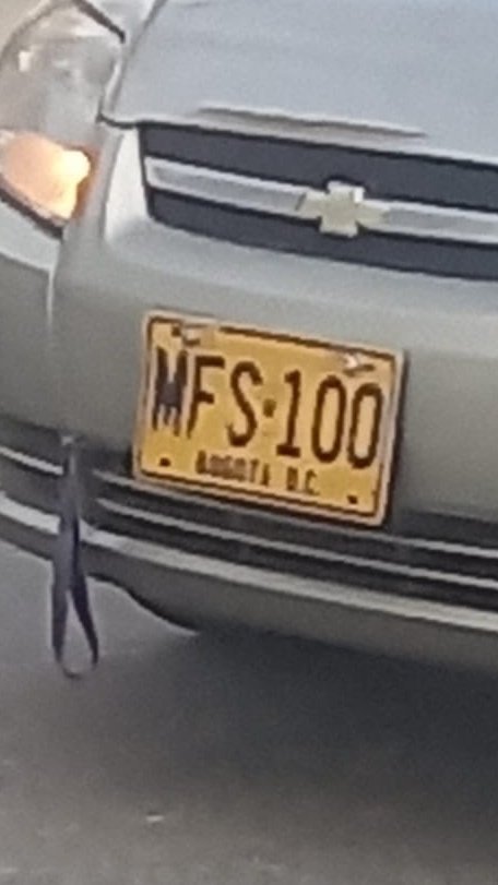 ColombiaOscura's tweet photo. #HORRENDO. Conductor de veh/particular de placas MFS100, quedó grabado cuando arrolla premeditadamente a una joven que hoy se encuentra grave en un hosp. de Bogotá. Familiar de la víctima informa que ocurrió ayer (21NOV) cerca a la zona industrial de la capital de la República.

ÚNETE 👉 https://t.co/3q1TYKflOu