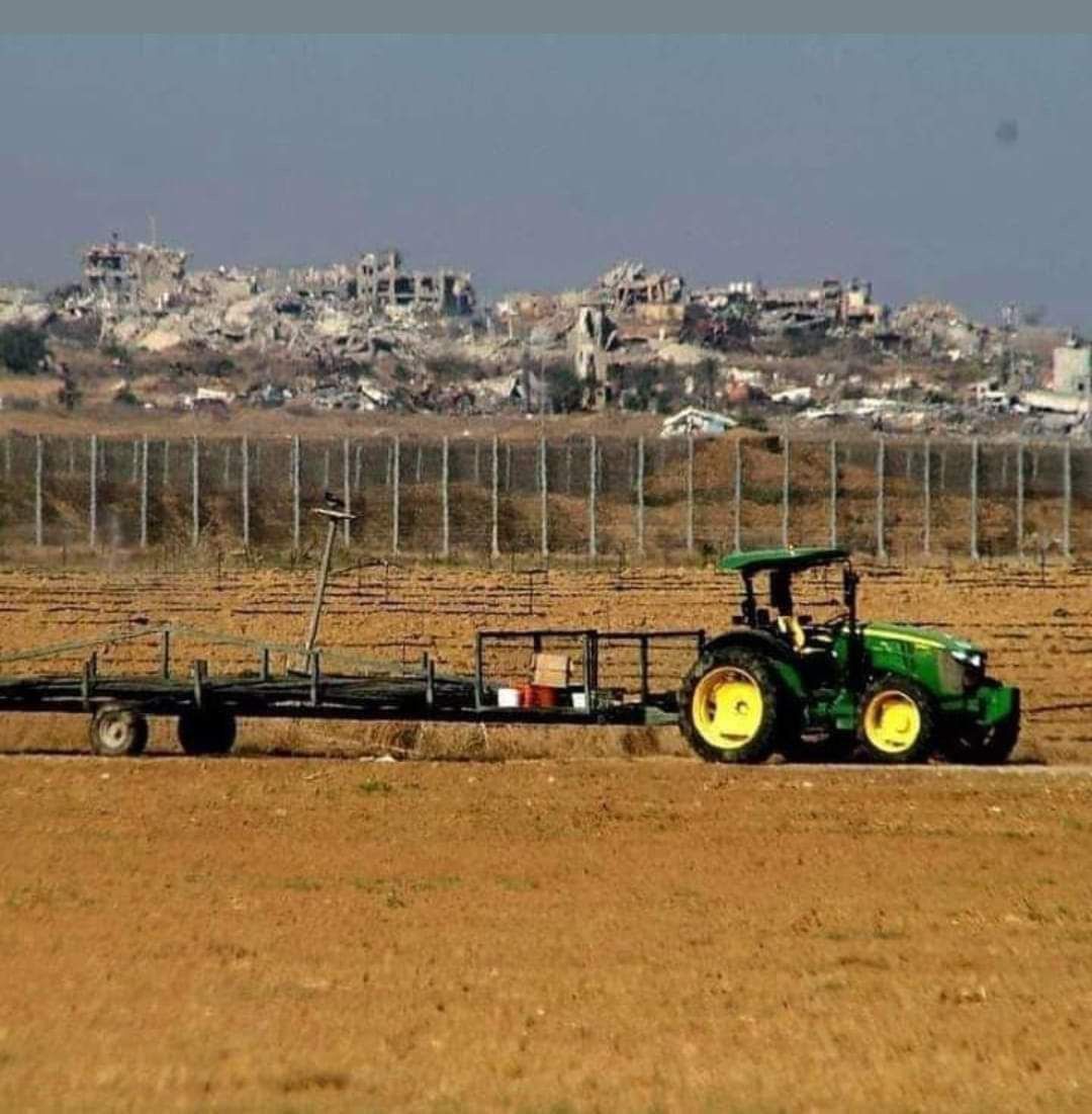 بعد تأمين الغلاف؛ عودة المزارعين الصـ&amp;ـاينة لحرث وزراعة الأراضي على حدود وغلاف #غزة 

عادت المياه لمجاريها عندهم أما غزة فتم تدميرها وتهجير أهلها من بيوتهم 

حسبنا الله ونعم الوكيل على كل المتخاذلين.