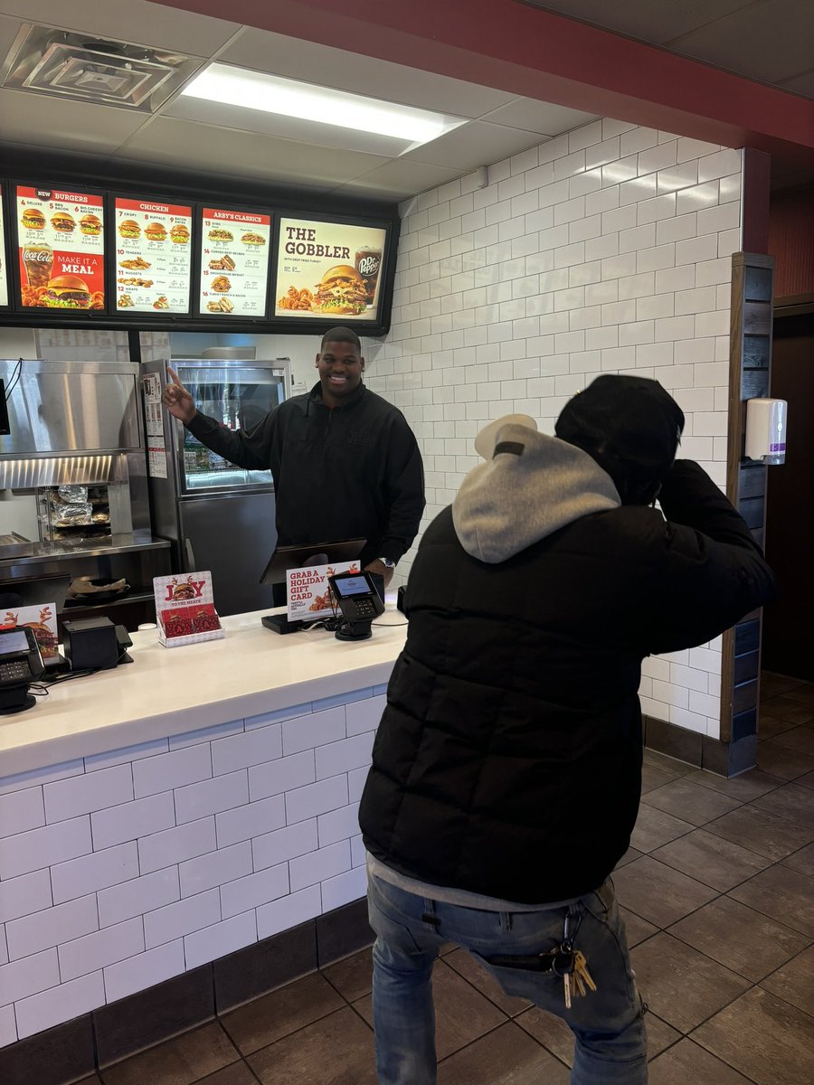vip_view's tweet photo. The setup 🆚 The shot - the largest @QuinnenWilliams
@Arbys @amazonprimenow @nyjets #vipview
#theWorldcraig🌍 https://t.co/8vAbkzEMNt