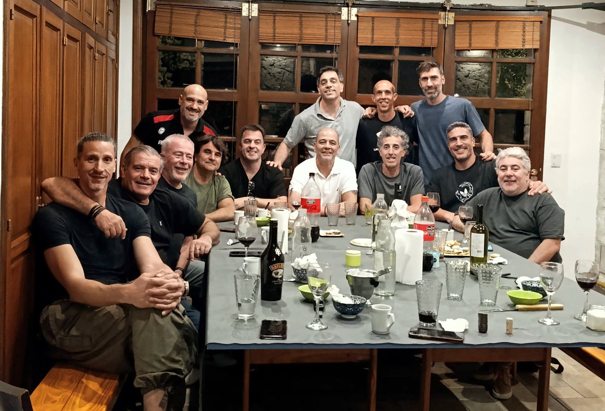 Organizamos una tremenda cena de básquetbol. A ver si saben quiénes estuvimos... Lo que nos divertimos. Mamita querida.