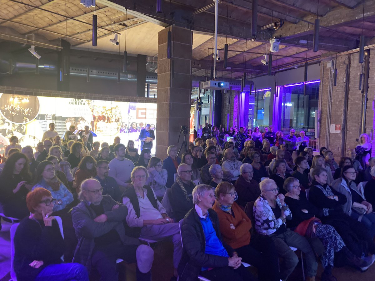 MandreuBcn's tweet photo. El final de les Jornades d’Història sobre Presons de Dones de Barcelona @CEHI_UB @euromemories omple l’#EspaiAssemblea @ccoocatalunya @FundCipriGarcia i treu de l’oblit la ignomínia de la presó de la Trinitat amb testimonis i recerca de @mmayvall @clorenzorubio i Carlota Falguera https://t.co/AOF3PQu965