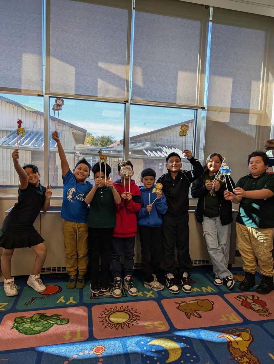 MsPatelLibrary's tweet image. We learned all about the Macy's Thanksgiving Day Parade after reading "Balloons Over Broadway" and made our own puppets! Students proudly showed off their creative puppets with a parade around our classroom. 🎈📚 @DISD_Libraries @CasaViewES @Macys