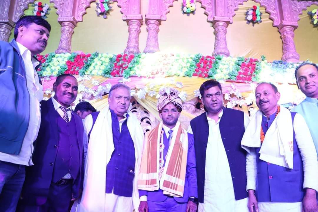 vippartyindia's tweet photo. मोतिहारी के सिराहां में पूर्व मंत्री व वीआईपी सुप्रीमो सन ऑफ मल्लाह श्री मुकेश सहनी जी श्री बलीराम सहनी के पुत्री की शादी समारोह में सम्मिलित हुये। नव दम्पत्ति को नव दाम्पत्य जीवन की अनंत शुभकामनाएं।
@sonofmallah https://t.co/hILmHkC3K2