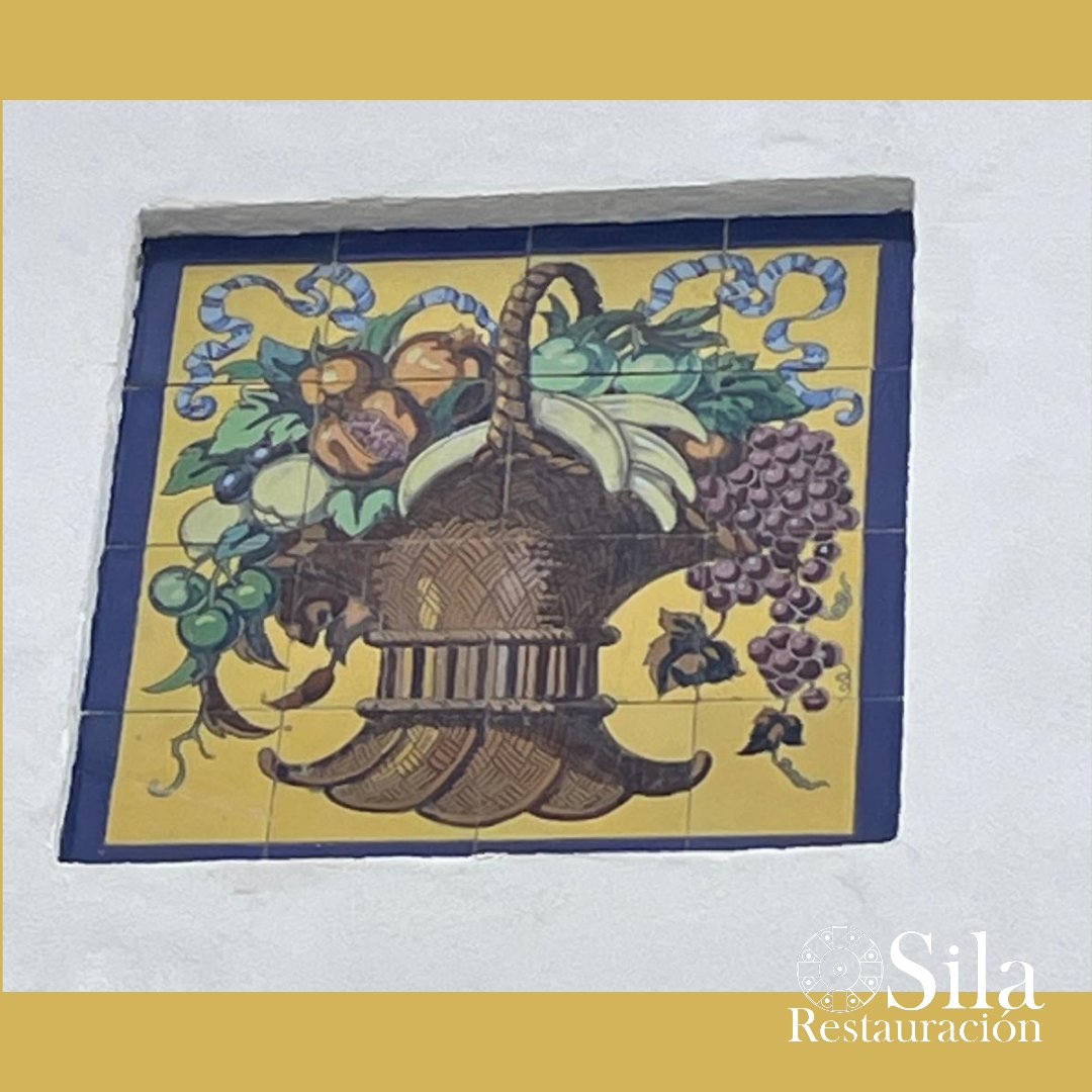 🟠NUEVO PROYECTO 
Desde principios de mes estamos llevando a cabo la restauración de las pinturas murales y azulejos cerámicos del Mercado de Abastos de Lebrija.
Un proyecto nuevo, con profesionales a la altura del trabajo que están realizando. 
¡Seguiremos posteando los avances!