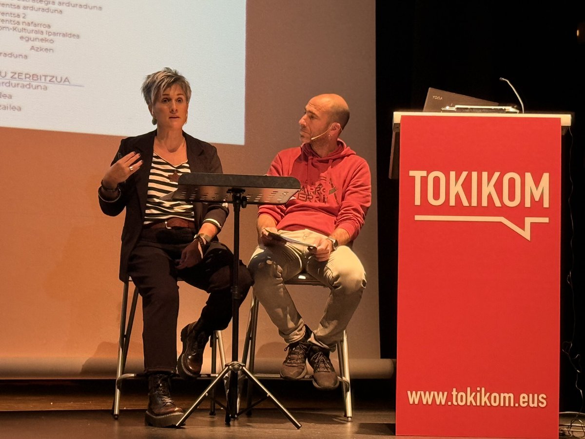 ⏩ Tokikom sarietan izan dira AEK-ko Lurdes Etxezarreta eta Xabi Gartzia. AEKren ibilbidean izandako aldaketez mintzatu dira “Gauzak berdin egiten jarraitzea ez da aukera bat” hitzaldiaren barruan. #Tokikomsariak #AEK