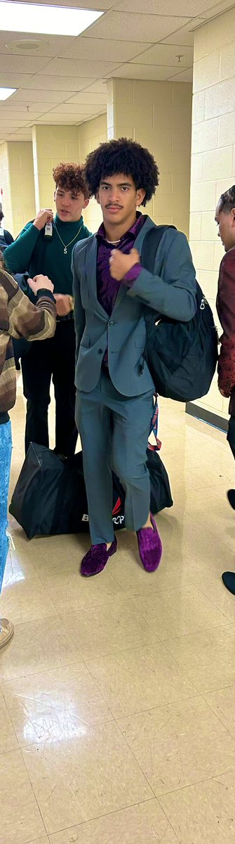 SaginawFootball's tweet photo. “All black tux, I’m a businessman” 🤵‍♂️💼⚔️

#BusinessTrip #ETR https://t.co/4PbRkryYQZ