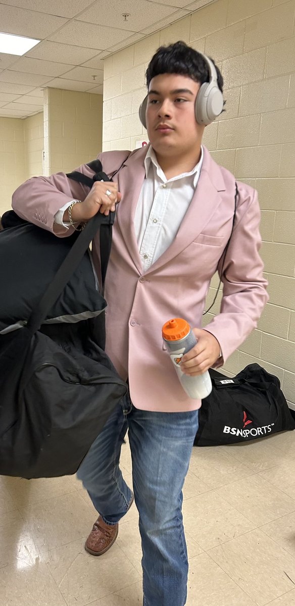 SaginawFootball's tweet photo. “All black tux, I’m a businessman” 🤵‍♂️💼⚔️

#BusinessTrip #ETR https://t.co/4PbRkryYQZ