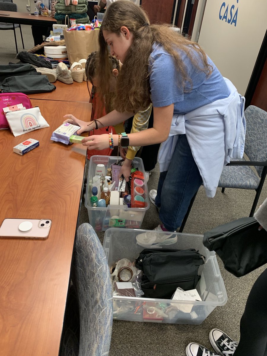 ProfeDetrixheOW's tweet photo. Last day before Thanksgiving break and OW students are involved in our school wide Give A Hoot community service project at CASA helping kids in need for the holidays! ⁦@CASAjwc⁩ ⁦@OlatheWestOwls⁩ https://t.co/YqW7BUcdAI
