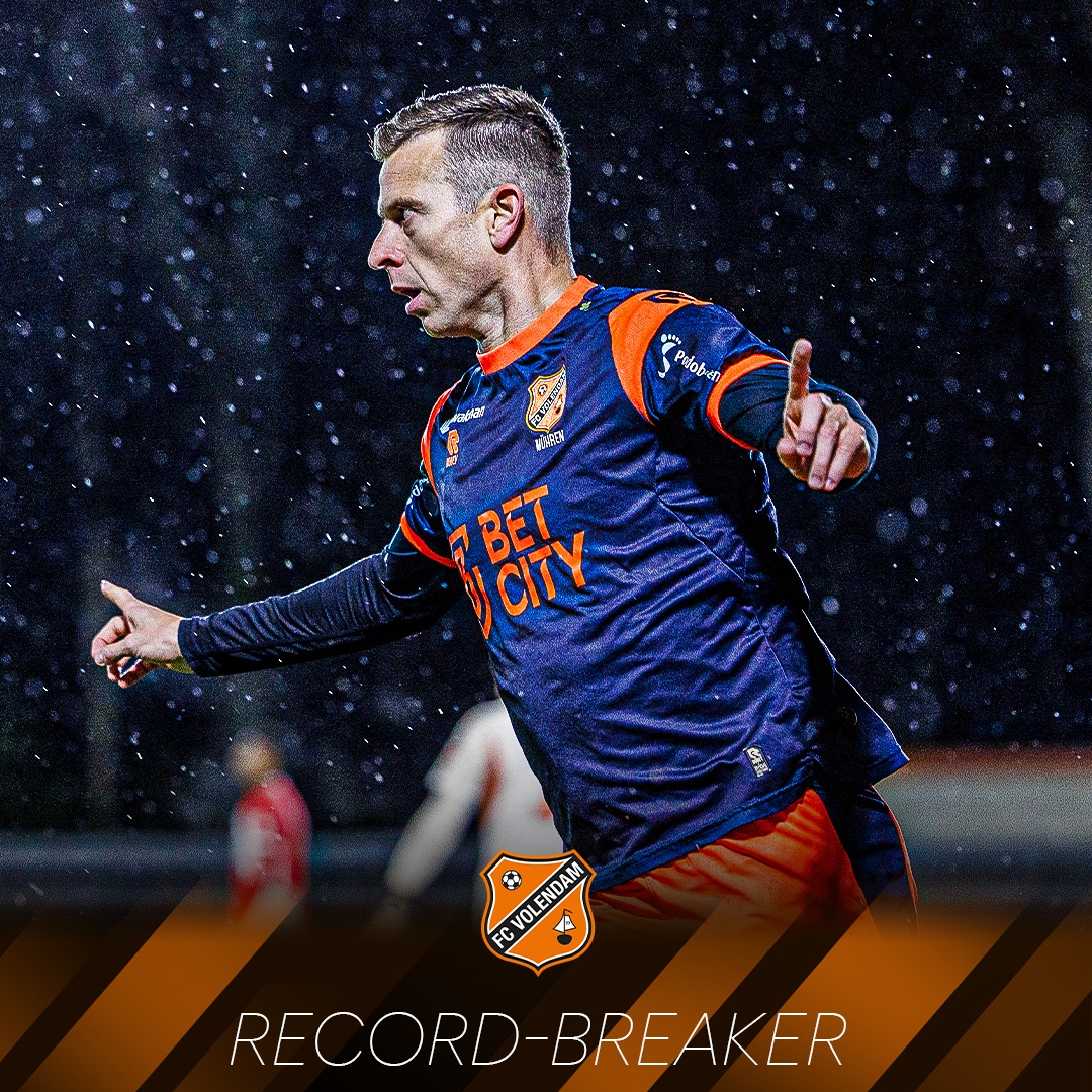 𝗥𝗼𝗯𝗲𝗿𝘁 𝘙𝘦𝘤𝘰𝘳𝘥-𝘉𝘳𝘦𝘢𝘬𝘦𝘳 𝗠ü𝗵𝗿𝗲𝗻 🎖️

De spits van FC Volendam heeft vanavond zijn 150e doelpunt in de <a href="/1e_Divisie/">Keuken Kampioen Divisie</a> gescoord. Mühren is de eerste speler die deze mijlpaal bereikt.🏆

(𝟪𝟨 𝘷𝘰𝘰𝘳 𝘝𝘰𝘭𝘦𝘯𝘥𝘢𝘮 &amp; 𝟨𝟦 𝘷𝘰𝘰𝘳 𝘊𝘢𝘮𝘣𝘶𝘶𝘳)