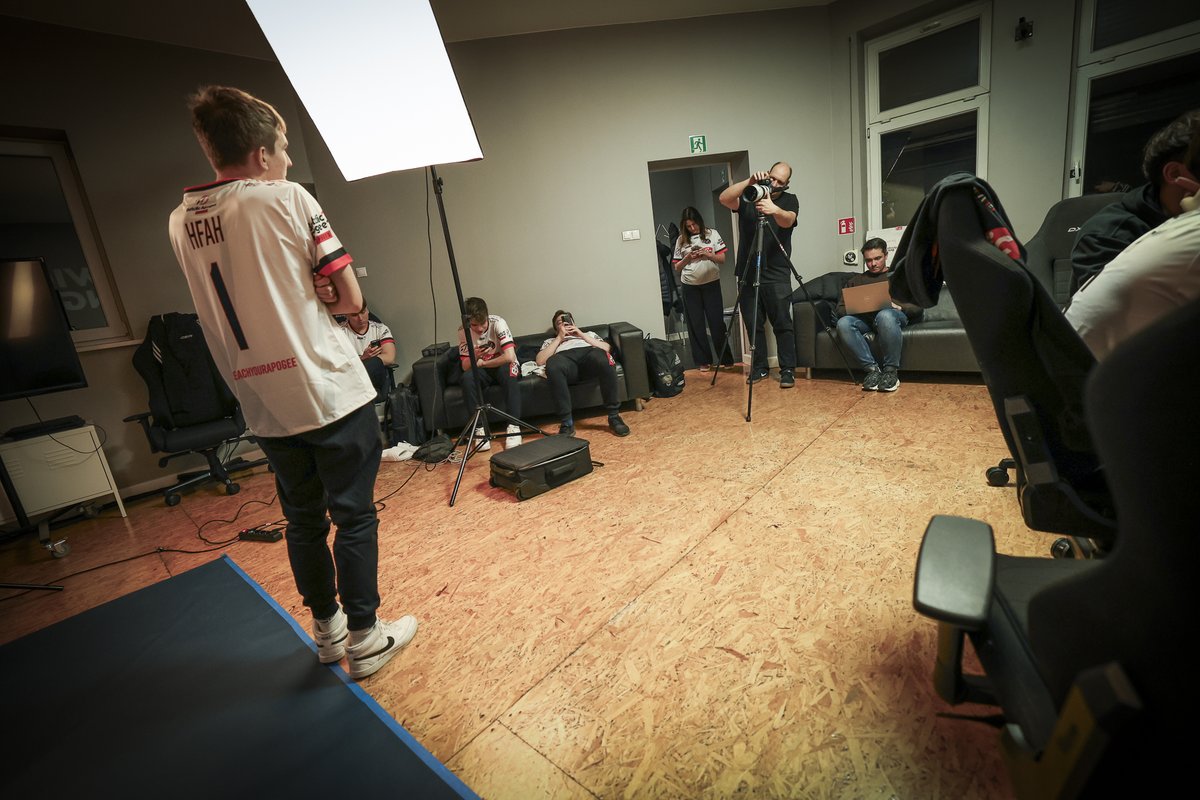 AdamLakomy's tweet photo. Photosession for @BetclicApogee  😈
@KatoGamingHouse 
bts by @patiiii_n  ❤️

https://t.co/ZgAvkwyMAa https://t.co/bFH1kCt47C