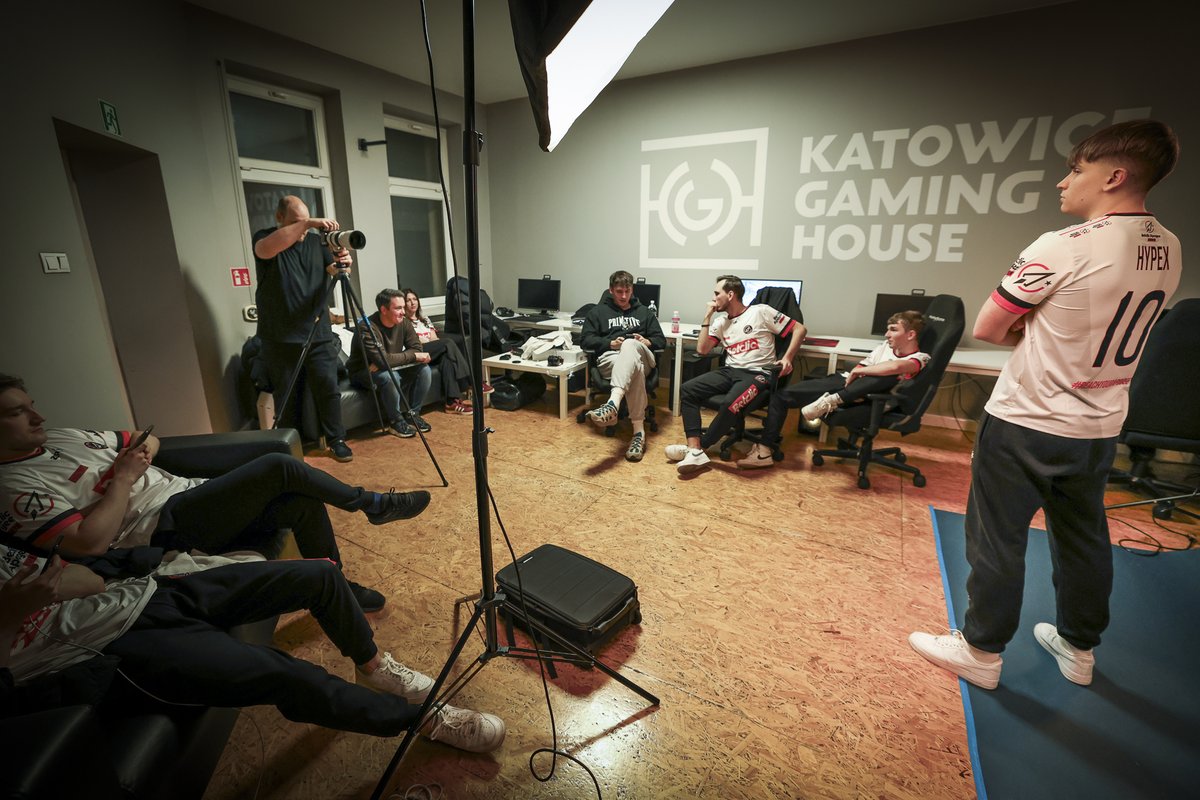 AdamLakomy's tweet photo. Photosession for @BetclicApogee  😈
@KatoGamingHouse 
bts by @patiiii_n  ❤️

https://t.co/ZgAvkwyMAa https://t.co/bFH1kCt47C