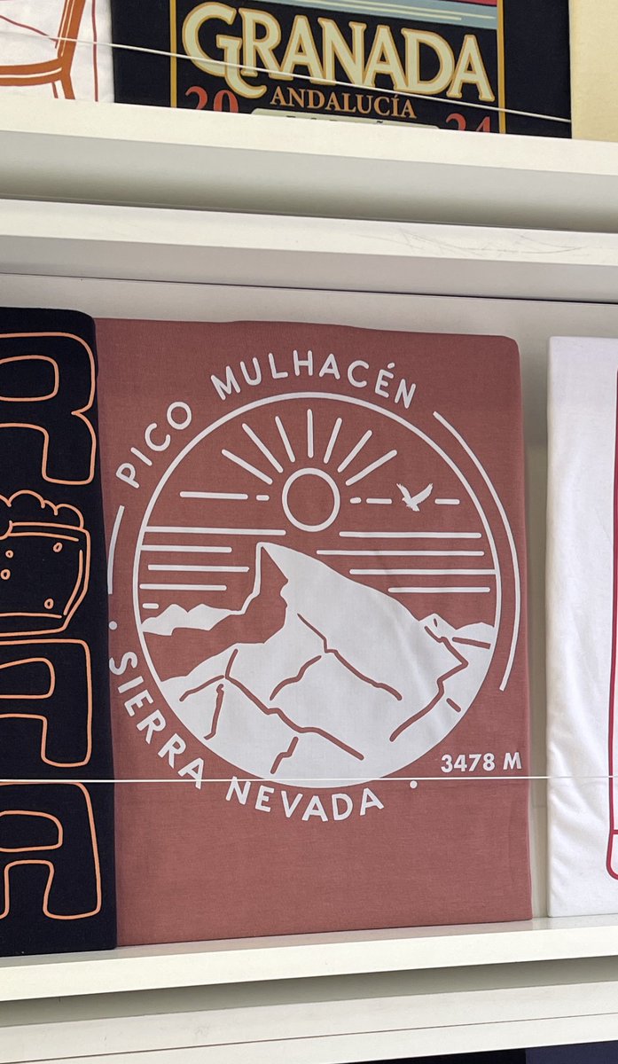 granadaoldpics1's tweet photo. Que la taracea que compran los turistas en las tiendas de souvenirs venga toda de China se puede entender, una paella en una terraza de la plaza Bibrambla a las 7 de la tarde es discutible. Pero esta camiseta no tiene perdón de Dios…. por favor. https://t.co/6LVKE4C8To