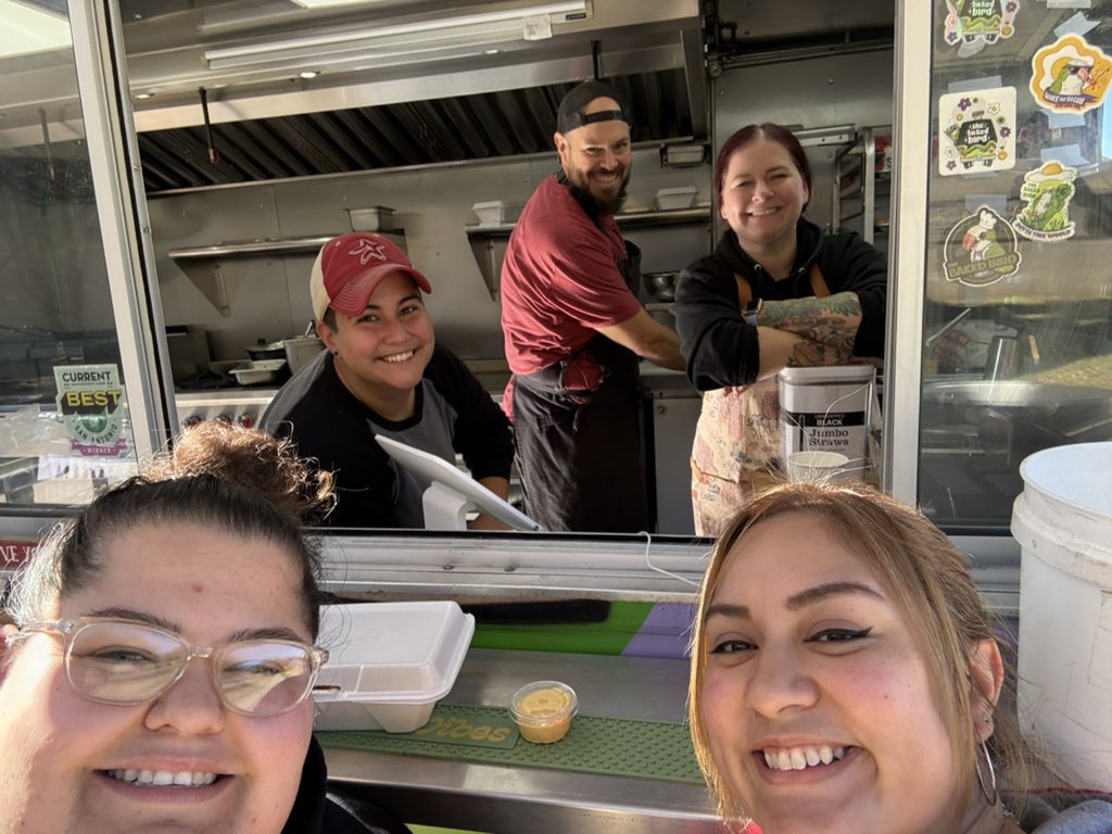 Mel_Mtz3181's tweet photo. Food Truck Fridays!! Thank you @StinsonPTA, it was delish!! #Skyhawkpride #VHawks https://t.co/ilft9GITAN
