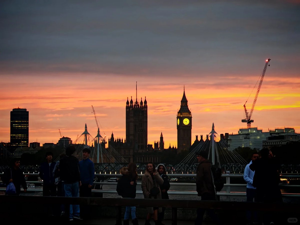 orientalli's tweet image. The silhouette of historic architecture is set against a stunning sunset sky.